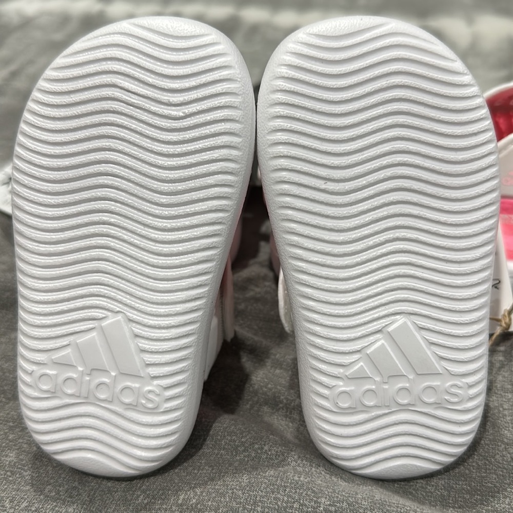 🩷🤍🩷ADIDAS WATER SHOES🩷🤍🩷 - Picture 4 of 8